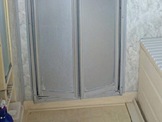 大山崎町　円明寺ヶ丘団地の浴室の折れ戸を交換します。