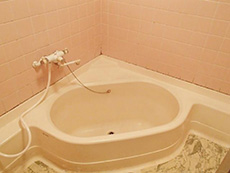 西京区のお風呂浴室リフォーム。壁はピンクのタイル、三角コーナーのような浴槽でした。