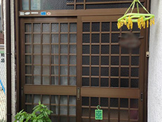大山崎町の玄関ドア引き戸リフォーム。碁盤格子のアルミの引き戸です。中がよく見えるので、もう少し目隠しがあるモノに交換していきます。