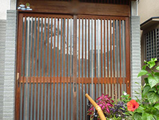 長岡京市の玄関リフォーム。リフォーム前の木製の玄関引き戸です。