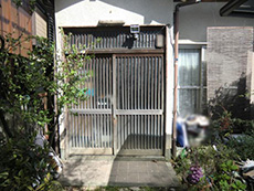 長岡京市の玄関ドアリフォーム。木製の玄関引き戸でした。防犯上も心配な昔の引き戸です。