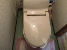 長岡京市のライオンホームでトイレリフォーム。リフォーム前のトイレです。12年前にライオンホームで交換しました。