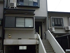 大山崎町の外壁屋根塗装リフォーム。3階建てのお住まいの外観です。外壁は窯業系サイディングです。