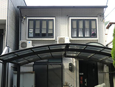 大山崎町の外壁屋根塗装リフォーム。築18年の木造2階建て。白い壁と薄いグレーのサイディングの外壁です。