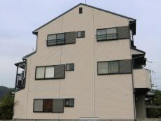 長岡京市の外壁塗装リフォーム。塗装前の外観です。ベージュのサイディングが貼られています。