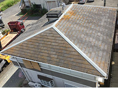ライオンホームで屋根葺き替えリフォーム。リフォーム前のカラーベストの屋根です。苔や汚れがオレンジ色になっています。カラーベストも退色して白っぽくなっています。