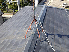 ライオンホームで屋根の葺き替えリフォーム。リフォーム前の屋根の写真です。屋根の上に錆びたアンテナが乗っています。