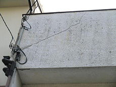 長岡京市の外壁塗装リフォーム。外壁が斜めにひび割れて、今にも落ちそうです。ぽろぽろと外壁のかけらが自然落下してくる程悪化していました。