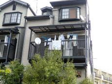 長岡京市の外壁塗装リフォーム。家の裏側から撮った写真です。ベランダが付いています。