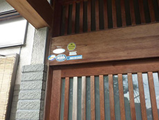 長岡京市の玄関リフォーム。太陽光で木製の引き戸が劣化しています。