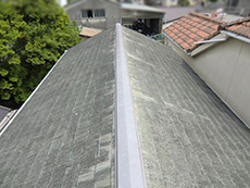 大山崎町の外壁屋根塗装リフォーム。リフォーム前の屋根は、カラーベストが色褪せて、白っぽくなっています。