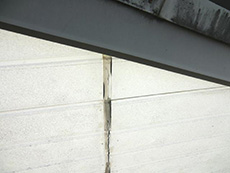 大山崎町の外壁屋根塗装リフォーム。窯業系サイディングの目地が割れています。