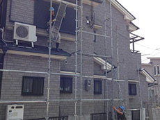 大山崎町の外壁屋根塗装リフォーム。足場を組み立て中です。安全に工事が出来るように、作業用足場を組み立てています。