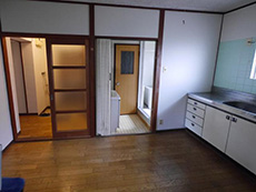 大山崎町の中古マンションリフォーム。リフォーム前のダイニングキッチン。隣は洗面室、浴室、トイレがつながっています。