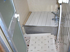 ライオンホームで浴室リフォーム。リフォーム前のお風呂場です。小さい浴槽に床はタイル貼りでした。