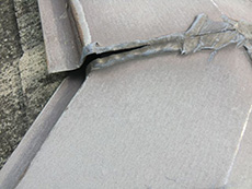 大山崎町の外壁屋根塗装リフォーム。リフォーム前の大屋根の板金。コーキングが取れています。雨水が入る可能性があります。