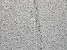 大山崎町の外壁塗装リフォーム。塗装前の外壁の目地です。ひび割れています。