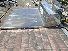 大山崎町の外壁屋根塗装リフォーム。リフォーム前の屋根に、温水ソーラーのパネルが乗っています。18年間使われましたが、後程撤去します。