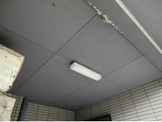 長岡京市の外壁塗装リフォーム。車庫ガレージの天井です。