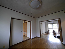 大山崎町の中古マンションリフォーム。リフォーム前のキッチンと奥の部屋の間には、扉がありません。