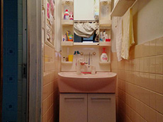 大山崎町の浴室リフォーム。リフォーム前のピンクと白の洗面化粧台です。