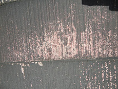 大山崎町の外壁屋根塗装リフォーム。リフォーム前の屋根材のアップ写真です。退色が進んで劣化しています。