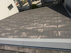 大山崎町の外壁屋根塗装リフォーム。リフォーム前の屋根です。カラーベストが退色して劣化しています。軽くて地震に強い優れものですが、定期的に塗替えが必要です。