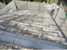 長岡京市の屋根塗装リフォーム。塗装前の屋根です。カラーベストが剥げて白くなり、カラーベストの色が無い状態です。