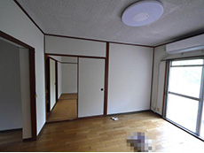 大山崎町の中古マンションリフォーム。リフォーム前。洋室の奥には和室があります。