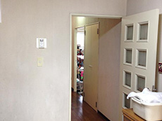 大山崎町のマンションリフォーム。玄関から廊下を進むとリビングダイニングキッチンです。