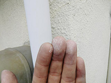大山崎町の外壁屋根塗装リフォーム。壁を手で触ると白いものが付きます。これはチョーキングという現象です。紫外線によって塗料の防水効果が劣化していて、色が出てきています。
