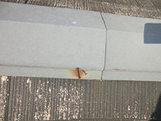 大山崎町の外壁屋根塗装リフォーム。屋根の板金を固定してある釘が飛び出して、錆びています。