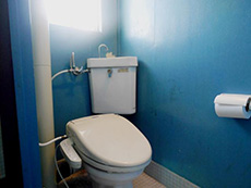 大山崎町の円団団地リノベーション。リフォーム前のトイレです。ブルーの壁と白い便器。