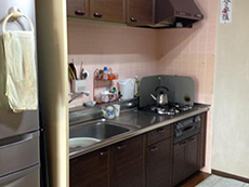大山崎町のマンションリフォーム。リフォーム前のキッチンです。ピンクの壁に焦げ茶色のキッチン。とてもキレイに使われています。