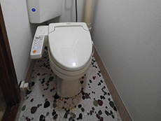 大山崎町の中古マンションリフォーム。リフォーム前の床がタイルのトイレ。