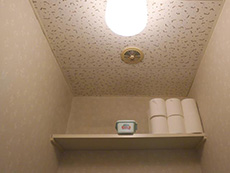 大山崎町のマンションリフォーム。リフォーム前のトイレの上の棚です。