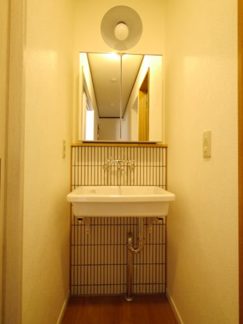 向日市の中古住宅リノベーション。リフォーム後の2階洗面スペース。廊下の突き当りにあります。洗面台はＴＯＴＯの実験用シンク。つけおき洗いも出来る幅と深さのシンクなのでとても便利。