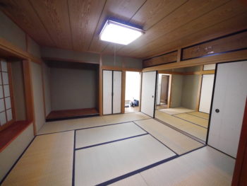 長岡京市の中古住宅リノベーション。リフォーム前の和室。6畳が2部屋あります。