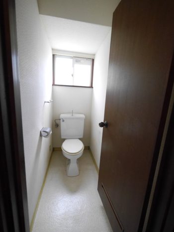 長岡京市の中古住宅丸ごとリフォーム。リフォーム前の1階のトイレ。