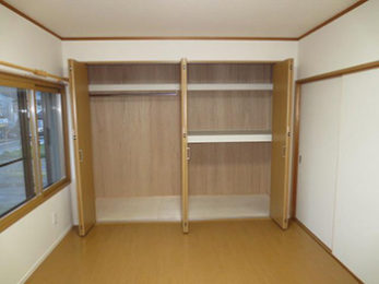長岡京市の子ども部屋リフォーム。完成したクローゼットの中です。右側はお布団が収納できる押入れタイプに。左側は洋服をたくさんかけられます。
